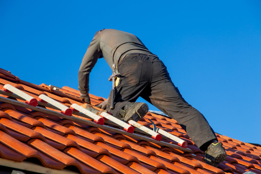 Roofing work, new covering of a tiled roof